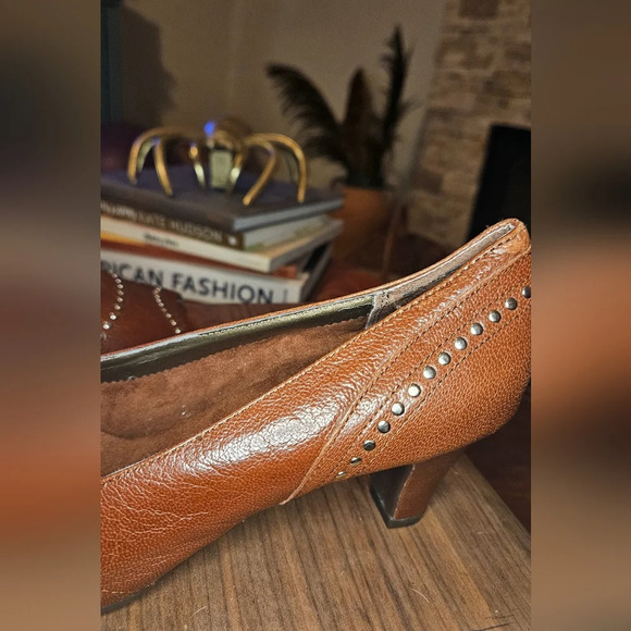 AEROSOLES Cognac brown leather open toe pumps. Gold studs. Size 7.5 - Picture 8 of 10
